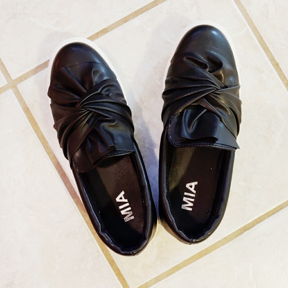 MIA Black Bow Sneakers Size 7